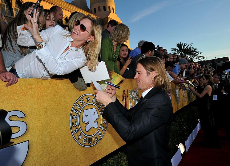 Die Autogrammjägerinnen reißen sich um Brad Pitt.