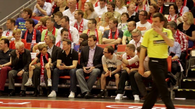 Irre Aktion beim Bayern-Basketball: Im Fanblock tauchen plötzlich große Uli-Hoeneß-Köpfe auf. Die Bilder von der Aktion.