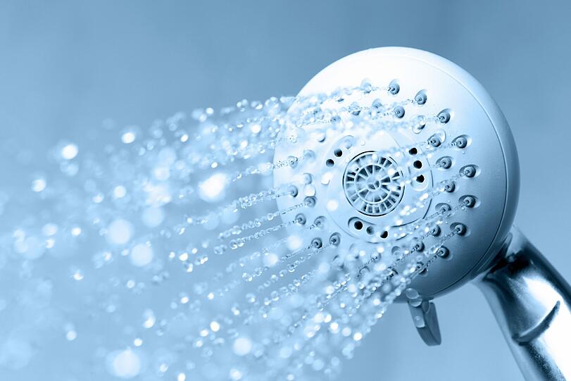 Wer unter der Dusche feinste Wassertröpfchen einschnauft, kann sich im Ernstfall mit Legionellen infizieren.
