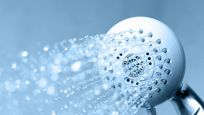 Wer unter der Dusche feinste Wassertröpfchen einschnauft, kann sich im Ernstfall mit Legionellen infizieren. Wer unter der Dusche feinste Wassertröpfchen einschnauft, kann sich im Ernstfall mit Legionellen infizieren.