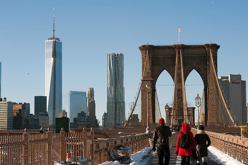 Die New Yorker Brooklyn-Bridge in Eiseskälte.