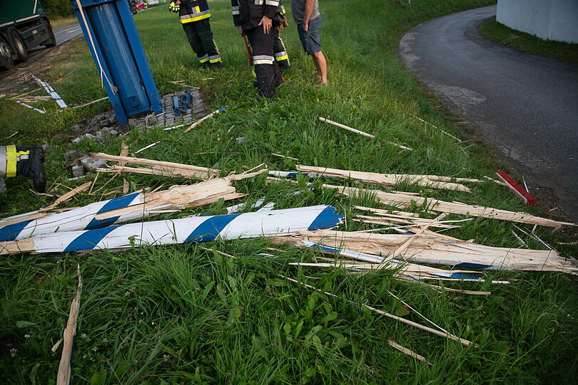 Der Blitz hat den Maibaum völlig zerstört. Die Bilder vom Feuerwehreinsatz in Otting.
