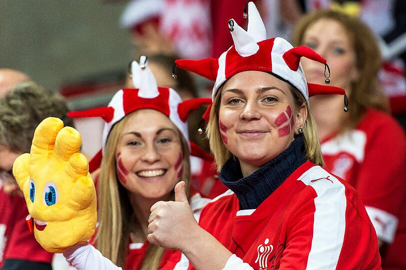 Schrille Outfits, skurrile Masken, schräge Typen, ausgelassene Stimmung: Bei der Handball-Europameisterschaft geben die Fans für ihre Teams tatsächlich alles. Die Bilder aus Polen...