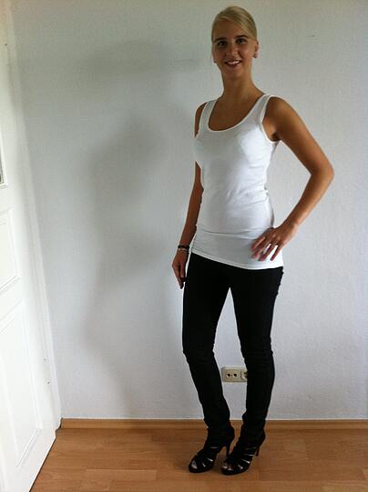 Stefanie macht gerade ein Ausbildung zur Kauffrau für Bürokommunikation. In ihrer Freizeit geht sie gerne shoppen und íns Fitness-Studio.