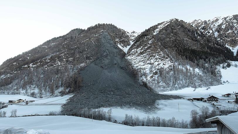In der Tiroler Gemeinde Vals hat sich am Heiligen Abend ein Felssturz ereignet - die Bilder.
