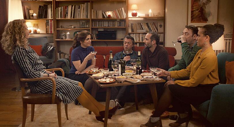 Aurora (Agnes Jaoui, 2. v. li.) bei einem Abendessen bei Mano (Pascale Arbillot, li.) mit Freunden.