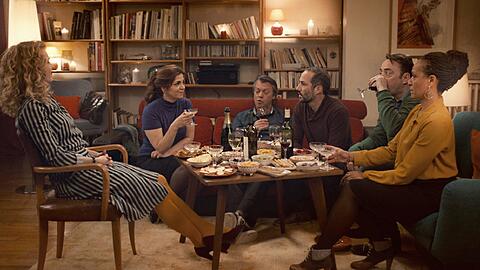 Aurora (Agnes Jaoui, 2. v. li.) bei einem Abendessen bei Mano (Pascale Arbillot, li.) mit Freunden.