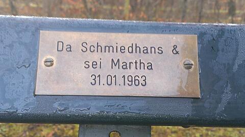 Im Englischen Garten und Nymphenburger Schlosspark haben Münchner tausende Plaketten mit Widmungen auf Parkbänken angebracht.