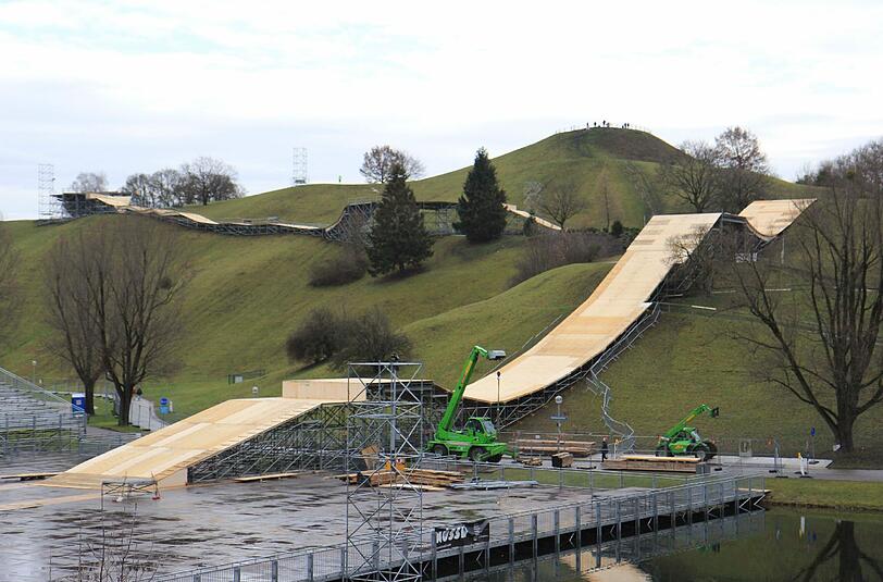 Eislaufen zwischen grünen Hügeln. Gerade noch nicht vorstellbar, aber Anfang Januar soll hier im Olympiapark hügelabwärts Schlittschuh gefahren werden.