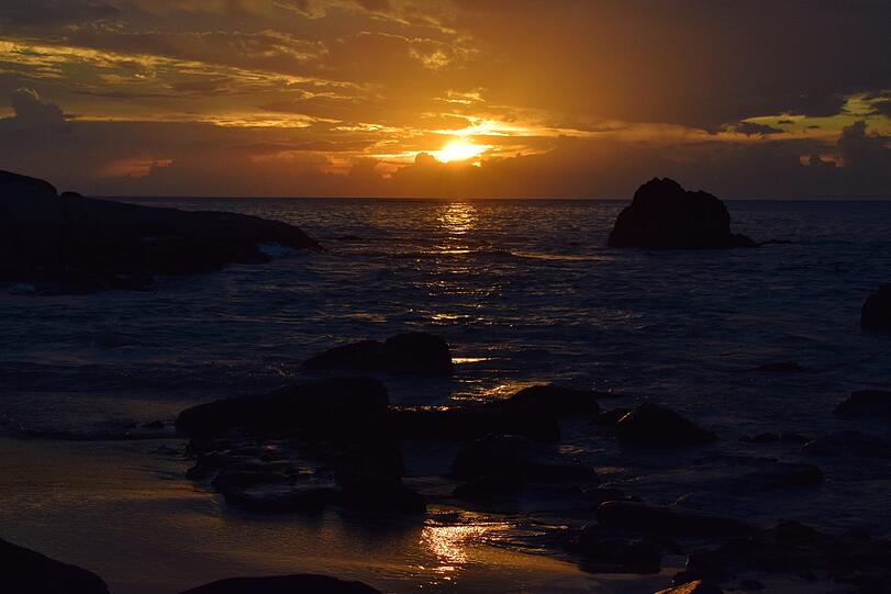 Sonnenuntergang an der Küste Khao Laks.