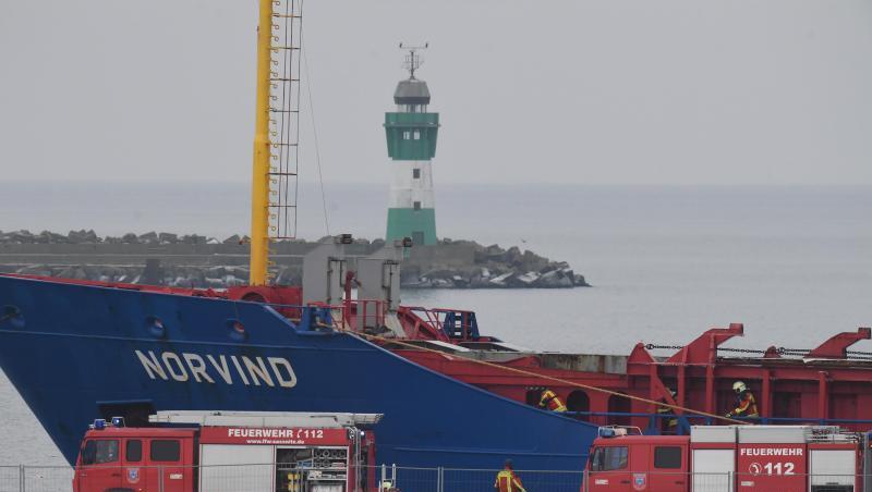 Fahrzeuge der Einsatzkräfte stehen vor dem havarierten Stückgutfrachter "Norvind" im Hafen Sassnitz-Mukran. Fahrzeuge der Einsatzkräfte stehen vor dem havarierten Stückgutfrachter "Norvind" im Hafen Sassnitz-Mukran.