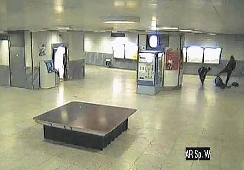 Bilder des Grauens: Eine Überwachungskamera zeichnete den Überfall auf  einen Rentner im Arabellapark auf.