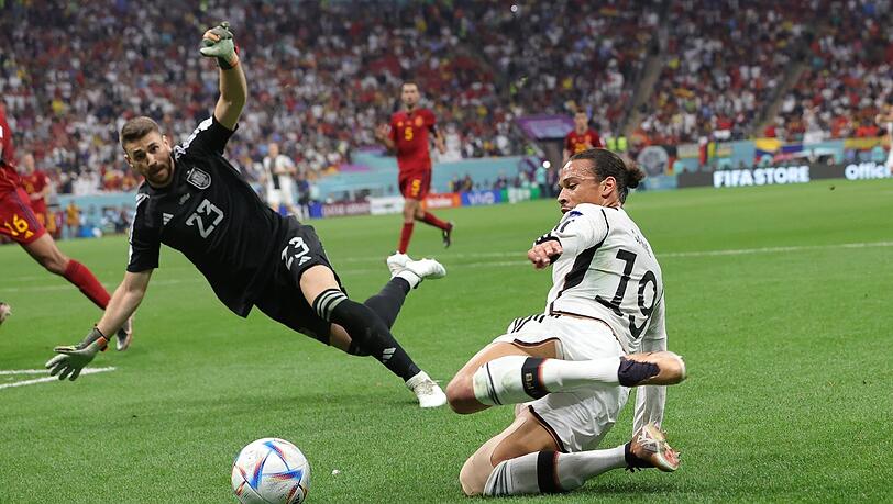 Voller Einsatz: Der deutsche Nationalstürmer Leroy Sané (r.) nach seiner Einwechslung im WM-Spiel gegen Spanien um Unai Simón.