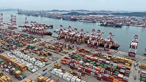 Chinas Wirtschaft verliert an Schwung. Die zweitgrößte Volkswirtschaft legte im dritten Quartal noch um 4,8 Prozent zu. (Archivbild)