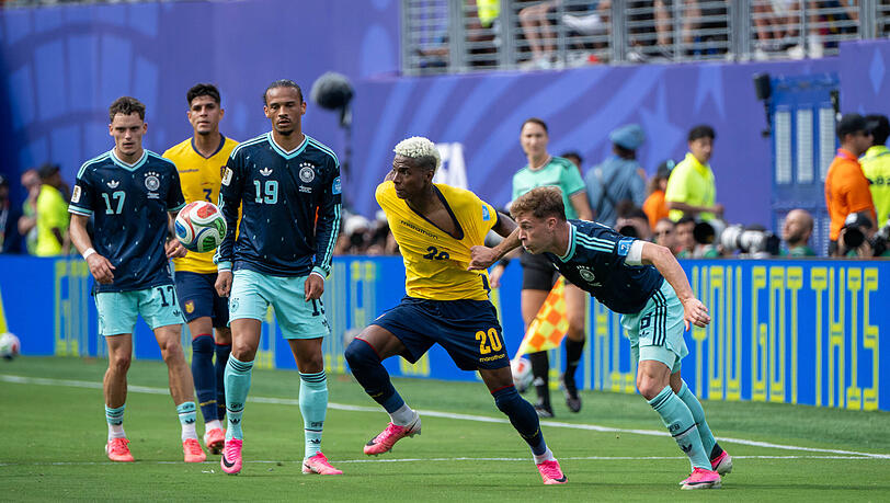 Taten sich gegen Ecuador schwer: Die Nagelsm&auml;nner um Kapit&auml;n Joshua Kimmich.