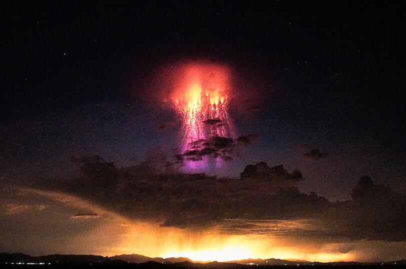 Sogenannte "Transient Luminous-Events" können Menschen mit dem bloßen Auge meistens nicht sehen. "Terra X: Blitze - Himmel unter Strom" zeigt spektakuläre Aufnahmen des Naturschauspiels. Sogenannte "Transient Luminous-Events" können Menschen mit dem bloßen Auge meistens nicht sehen. "Terra X: Blitze - Himmel unter Strom" zeigt spektakuläre Aufnahmen des Naturschauspiels.