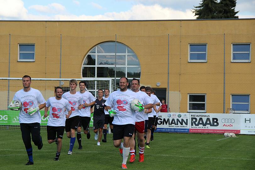 Ausnahmezustand vor Guardiolas erstem Spiel in Weiden: Die AZ war schon da und zeigt in der Bilderstrecke, was die Bayern dort erwartet.