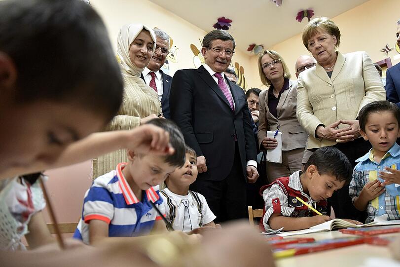 Kurztrip ins Vorzeige-Flüchtlingslager: Kanzlerin Angela Merkel und Regierungschef Achmed Davutoglu besuchen im April eine Kindergartengruppe im türkischen Nizip.