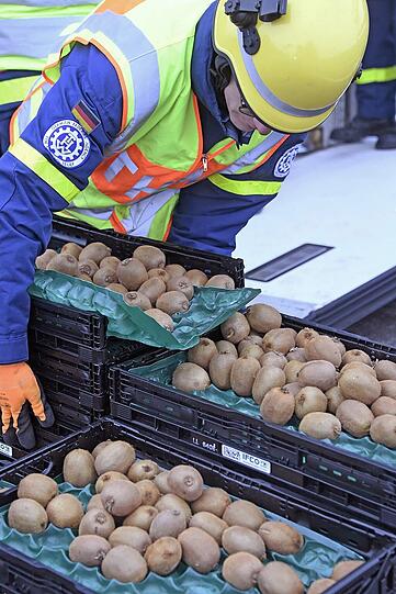 Der Lastwagen hatte tonnenweise Kiwis geladen, die vom THW für die Bergung nach draußen geschafft werden mussten.