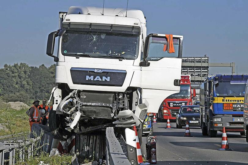 Am Dienstagmorgen ist ein Lkw-Fahrer bei der Ausfahrt Aschheim gegen eine Leitplanke gefahren - er verstarb später im Krankenhaus.