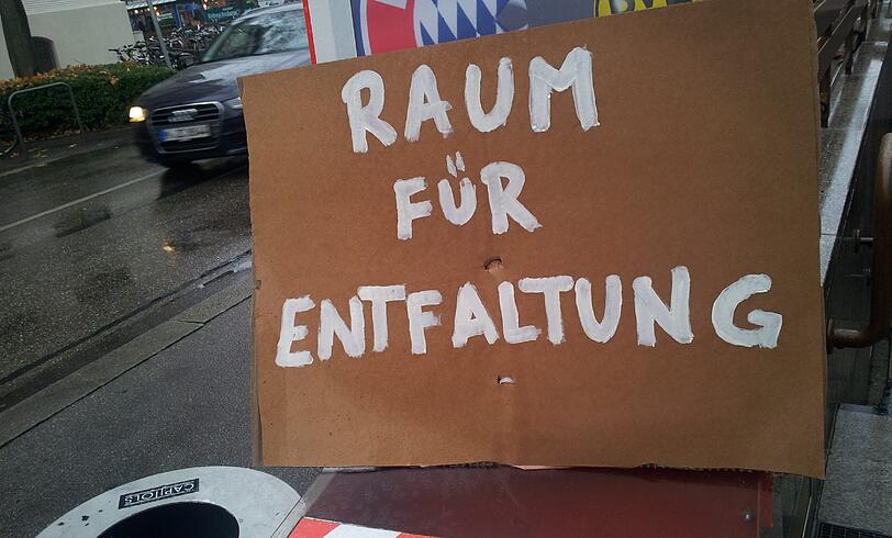 Am U-Bahneingang Hohenzollernplatz...