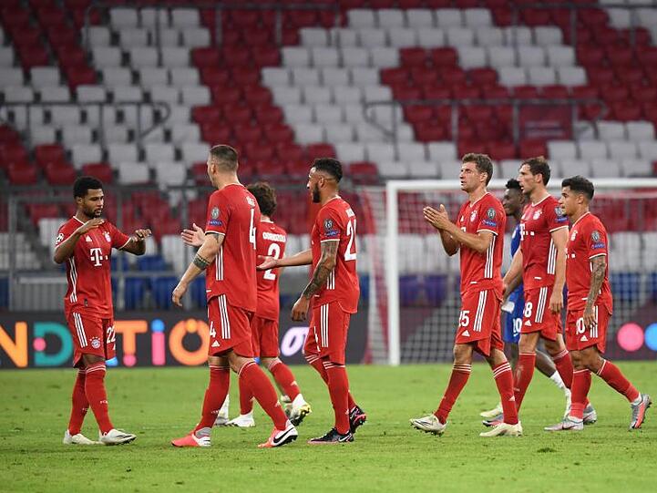 Die Spieler von Bayern München feiern nach Spielende den Sieg.