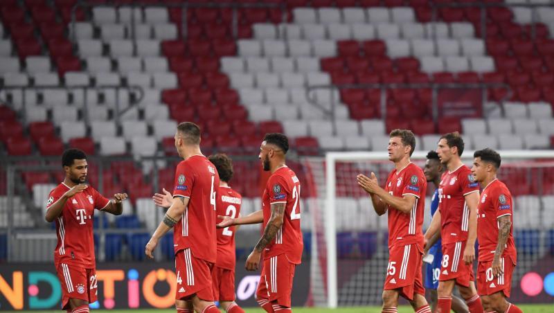 Die Spieler von Bayern München feiern nach Spielende den Sieg. Die Spieler von Bayern München feiern nach Spielende den Sieg.