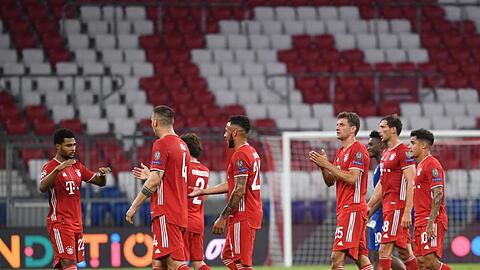 Die Spieler von Bayern München feiern nach Spielende den Sieg.