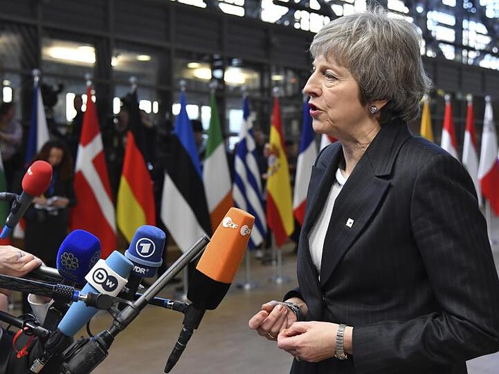 Theresa May, Premierministerin von Großbritannien, spricht mit Journalisten bei ihrer Ankunft zum EU-Gipfel.