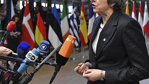 Theresa May, Premierministerin von Großbritannien, spricht mit Journalisten bei ihrer Ankunft zum EU-Gipfel.