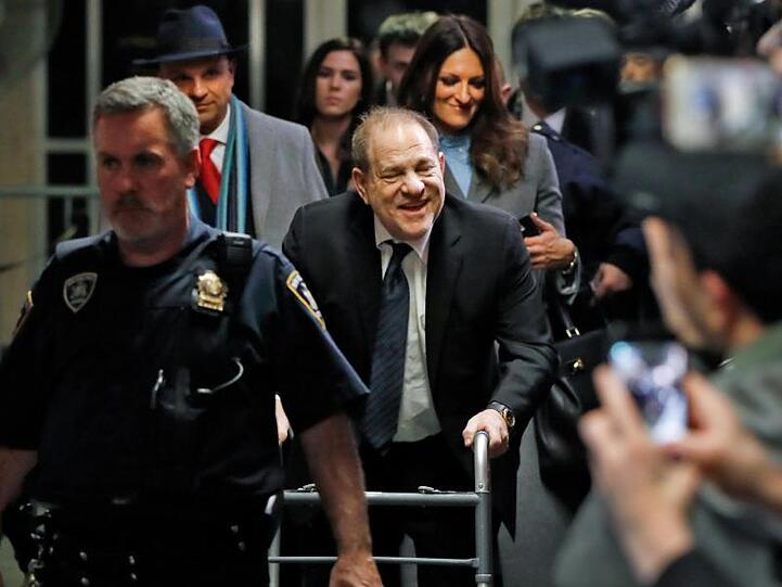 Harvey Weinstein verlässt mit seinem Rollator das Gerichtsgebäude.