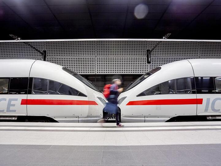 Im vergangenen Monat sind die Fernzüge der Deutschen Bahn wieder häufiger verspätet gewesen. Die Pünktlichkeitsquote lag im November bei 70,4 Prozent.