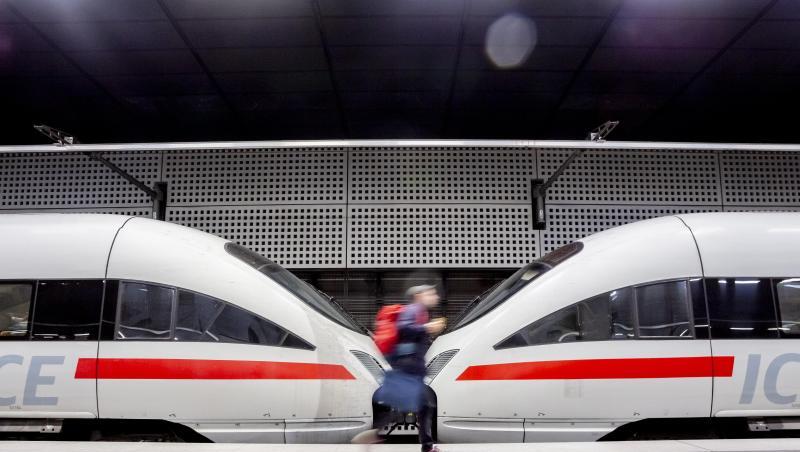 Im vergangenen Monat sind die Fernzüge der Deutschen Bahn wieder häufiger verspätet gewesen. Die Pünktlichkeitsquote lag im November bei 70,4 Prozent. Im vergangenen Monat sind die Fernzüge der Deutschen Bahn wieder häufiger verspätet gewesen. Die Pünktlichkeitsquote lag im November bei 70,4 Prozent.