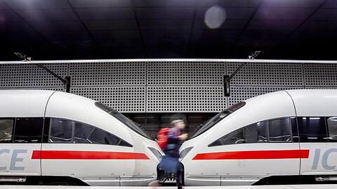 Im vergangenen Monat sind die Fernzüge der Deutschen Bahn wieder häufiger verspätet gewesen. Die Pünktlichkeitsquote lag im November bei 70,4 Prozent.