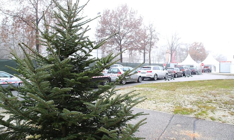 Sogar an der Corona-Teststation für Stadt und Landkreis an der Sparkassen-Arena kommt etwas Weihnachtsstimmung auf.