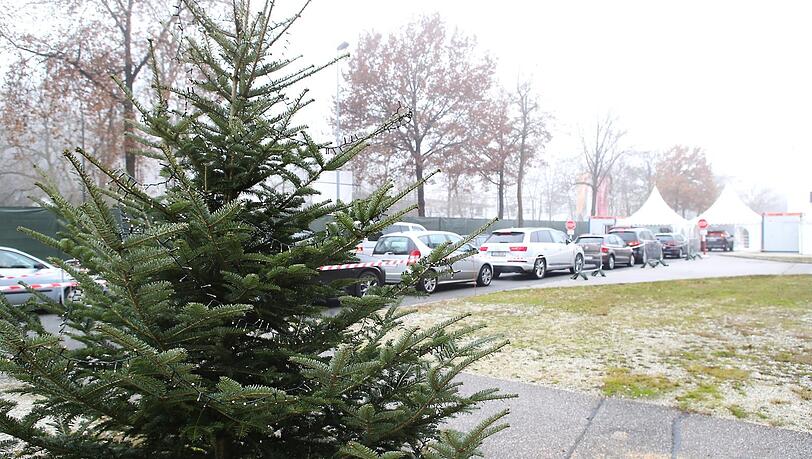Sogar an der Corona-Teststation für Stadt und Landkreis an der Sparkassen-Arena kommt etwas Weihnachtsstimmung auf. Sogar an der Corona-Teststation für Stadt und Landkreis an der Sparkassen-Arena kommt etwas Weihnachtsstimmung auf.