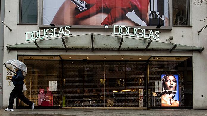 Deutschlands größte Parfümeriekette Douglas will fast jede siebte Filiale in der Bundesrepublik schließen.