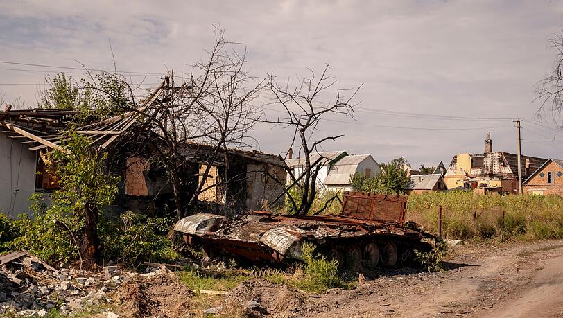Ein zerstörter russischer Panzer ist in der Nähe von Charkiw in der Ukraine zu sehen.