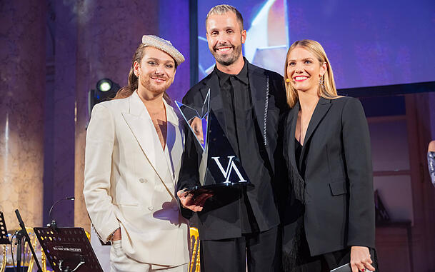 Tobias Koppenhöfer ist ausgezeichneter Künstler-Manager. Hier mit Entertainer Riccardo Simonetti (li.) und Moderatorin Viviane Geppert. Tobias Koppenhöfer ist ausgezeichneter Künstler-Manager. Hier mit Entertainer Riccardo Simonetti (li.) und Moderatorin Viviane Geppert.