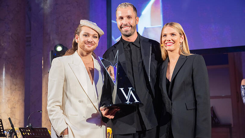 Tobias Koppenhöfer ist ausgezeichneter Künstler-Manager. Hier mit Entertainer Riccardo Simonetti (li.) und Moderatorin Viviane Geppert.