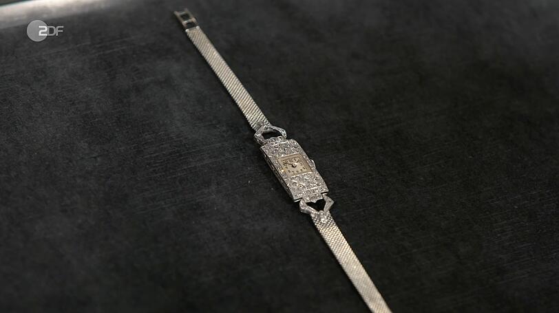 Als weiteres Objekt der Sendung wurde eine Schmuck-Uhr von Heide Rezepa-Zabel auf die 1930er-Jahre datiert. Die Art-déco-Uhr von die Zenith war aus 750er Weißgold und Platin mit 64 Diamanten gefertigt. Gewünscht wurden 2.000 Euro, geschätzt 2.900 bis 3.000 Euro und von Susanne Steiger schließlich 2.850 Euro gezahlt. Als weiteres Objekt der Sendung wurde eine Schmuck-Uhr von Heide Rezepa-Zabel auf die 1930er-Jahre datiert. Die Art-déco-Uhr von die Zenith war aus 750er Weißgold und Platin mit 64 Diamanten gefertigt. Gewünscht wurden 2.000 Euro, geschätzt 2.900 bis 3.000 Euro und von Susanne Steiger schließlich 2.850 Euro gezahlt.