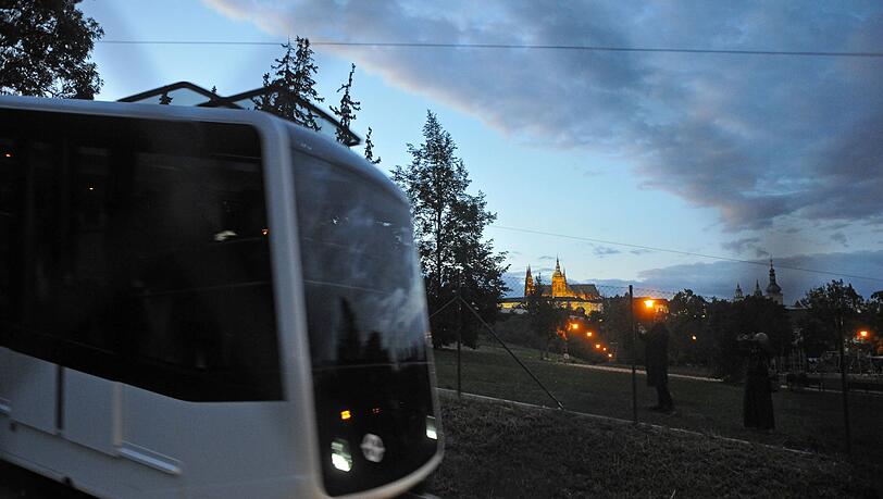 Blick auf die Prager Burg mit der Standseilbahn auf den Petrin im Vordergrund. (Symbolbild) Blick auf die Prager Burg mit der Standseilbahn auf den Petrin im Vordergrund. (Symbolbild)