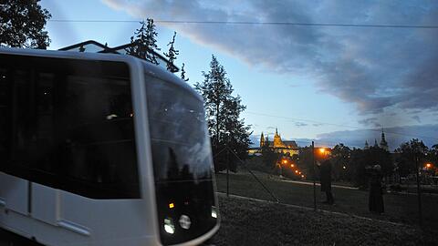 Blick auf die Prager Burg mit der Standseilbahn auf den Petrin im Vordergrund. (Symbolbild)