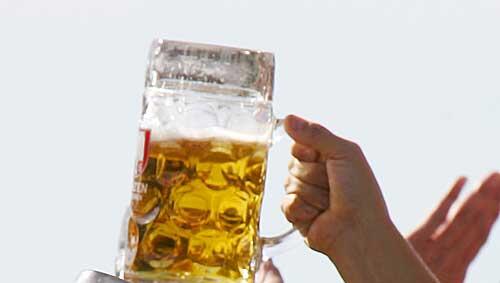 Der Bierabsatz sank 2010 um rund 3,2 Prozent auf 21,6 Millionen Hektoliter Der Bierabsatz sank 2010 um rund 3,2 Prozent auf 21,6 Millionen Hektoliter