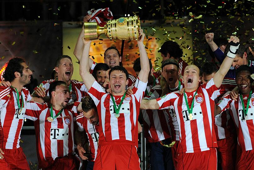 Alle schwärmen vom schönen Spiel der Münchner, die mit der vom Coach erhofften &bdquo;Dominanz&ldquo; die Titel in Meisterschaft und Pokal klar gewinnen. Dazu kämpfen sich die Königsklassen-Überlebenskünstler bis ins Finale der Champions League gegen Inter Mailand durch.