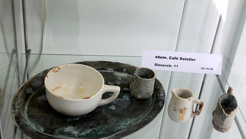 Überreste eines Kaffeekränzchens: Diese Tasse und die Milchkännchen gehörten einst dem Café Deistler in der Dienerstraße. Überreste eines Kaffeekränzchens: Diese Tasse und die Milchkännchen gehörten einst dem Café Deistler in der Dienerstraße.