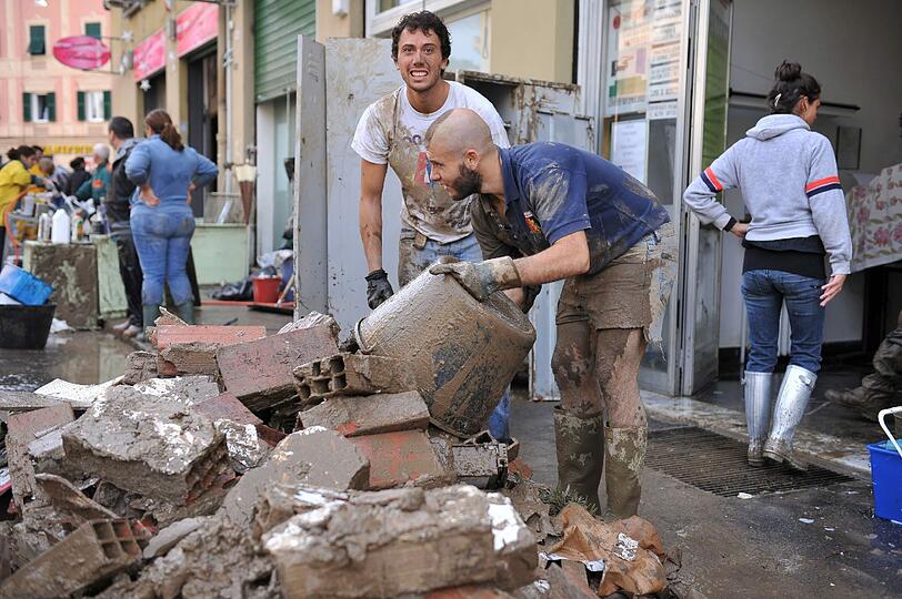 Schwere Unwetter in Italien haben in den letzten zwei Wochen mindestens 16 Menschen das Leben gekostet - Ende des Regens nicht vor Ende der Woche.