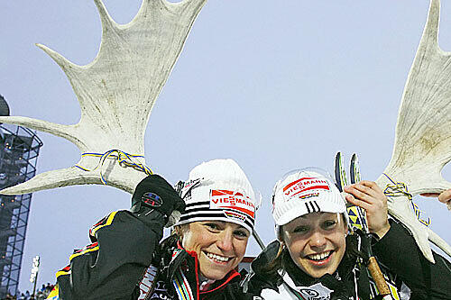 Mit Andrea Henkel (l.) feiert Neuner in Östersund Staffel-Gold mit einem Elchgeweih, ...