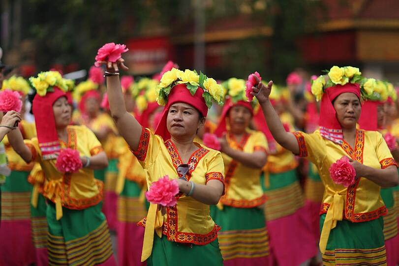 Die chinesische ethnische Gruppe Dai feiert in traditionellen Kostümen das neue Jahr - hier bei einer Parade in Jinghong, im Chinas Provinz Yunnan.