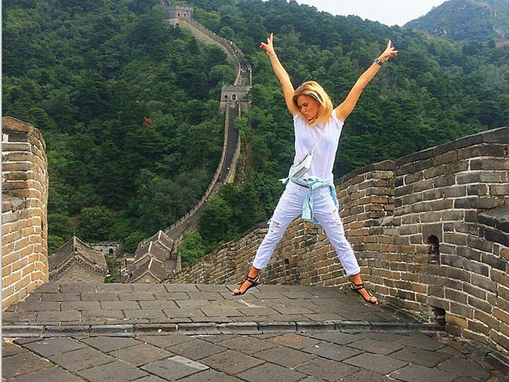 Bar Refaeli hüpft vor Freude auf der Chinesischen Mauer